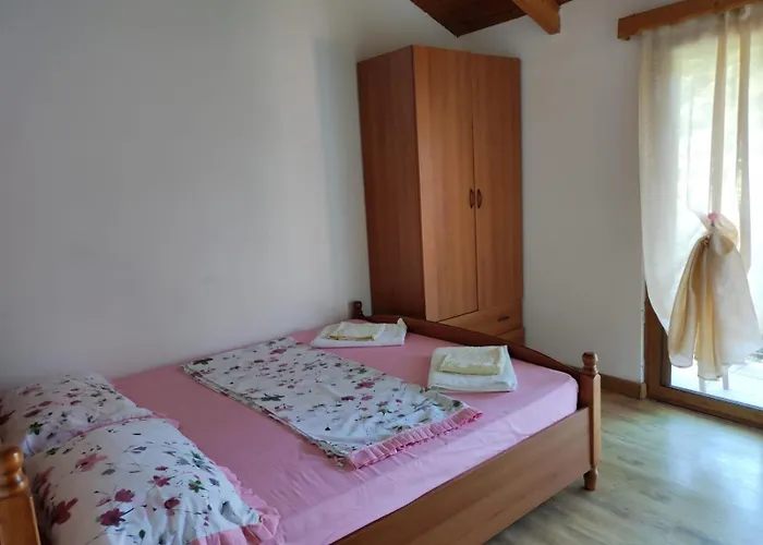 Toni Llogora Hotell Dukat