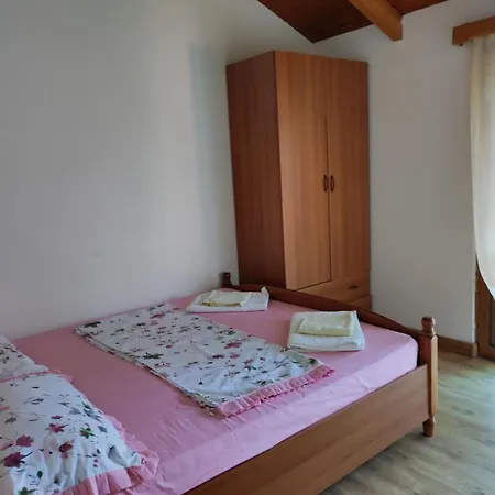 Toni Llogora Szálloda Dukat