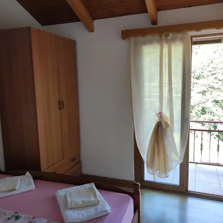 Toni Llogora Hotel *